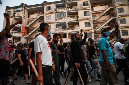 Grupos afines al Gobierno de Díaz-Canel caminan por las calles de La Habana, este lunes.