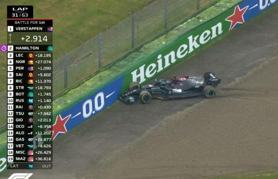Hamilton, contra el muro al salirse a la grava en Imola