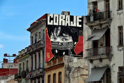 Vista de un graffiti con la palabra "coraje", en una calle de La Habana, Cuba, este martes 20 de julio del 2021