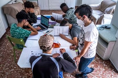 Menores extranjeros en un piso de acogida en Valencia.