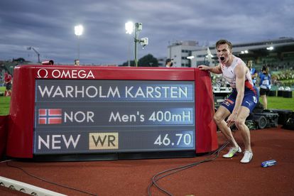 Karsten Warholm ante el cronómetro que marca su récord.