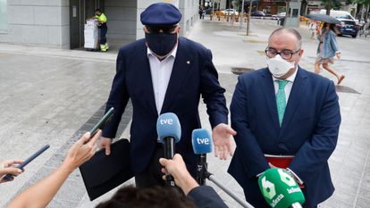 A la izquierda, el comisario jubilado José Manuel Villarejo, acompañado por su abogado, el pasado 6 de julio en la Audiencia Nacional.