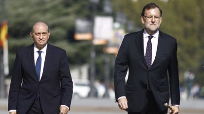 Jorge Fernández Díaz, exministro del Interior, y Mariano Rajoy, expresidente del Gobierno, en un acto en 2015.
