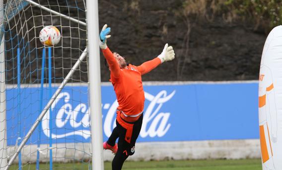 Maty Ryan intenta detener el esférico en un entrenamiento