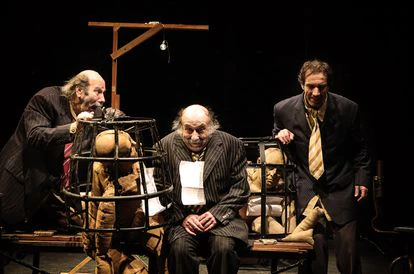 Una escena de 'La batalla de los ausentes' en el Festival de Teatro de Olite.
