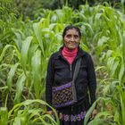 Antonia Sántiz López porta una bolsa elaborada por ella y que muestra la iconografía típica de la zona de Tenejapa, en Chiapas.