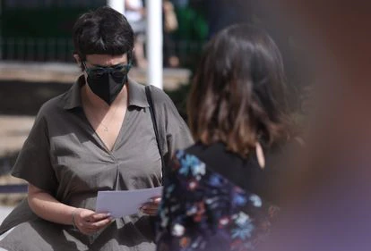 La asesora del Ministerio de Igualdad, Teresa Arévalo (izquierda), este miércoles en los juzgados de la plaza de Castilla de Madrid.