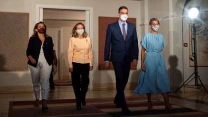 Pedro Sánchez acompañado por Teresa Ribera, Nadia Calviño y Yolanda Díaz, en el ámbito de la primera reunión del Consejo de Ministros del nuevo gabinete.