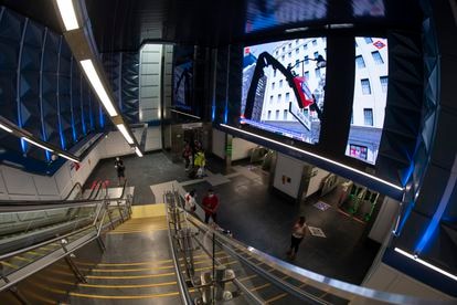 Tras adentrarse en las escaleras mecánicas de la estación de Gran Vía, una gran pantalla hace de soporte publicitario. 