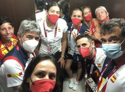 Garbiñe Muguruza, con camiseta blanca en el centro, y Carla Suárez, a la izquierda, con el equipo español de tenis en Tokio, en una imagen de la federación española.
