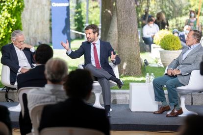 Rafael Arias Salgado, Pablo Casado e Ignacio Camuñas, durante una mesa redonda organizada por el PP en Ávila.