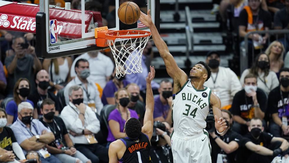 Giannis Antetokounmpo intenta taponar un intento de canasta de Devin Booker durante el primer partido de las Finales NBA 2021 entre los Phoenix Suns y los Milwaukee Bucks.