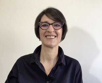 Rut Torró siempre quiso conjugar su vocación por el diseño con el trabajo social. Tras pasar por México, Guatemala o Australia, fue en un viaje a la India donde dio con la clave de su futuro: trabajar por una moda que no dejase fuera a nadie. “Nos vestimos como mínimo dos veces al día. Es vital poder hacerlo solo y hacerlo bien. Aporta autonomía y autoestima. Te dan ganas de socializar, de salir, de hacer cosas”, explica. CEDIDA