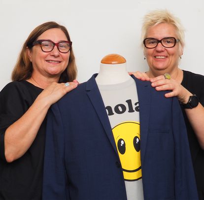 Marina Vergés (izquierda) y Carolina Asensio, fundadoras de Free Form Style, posan en su taller. “Nos piden muchas cosas a medida. Y nosotras estamos encantadas de probar y probar, mano a mano con nuestros clientes. Así creamos estándares de los que todo el mundo se puede beneficiar”, afirman. CEDIDA