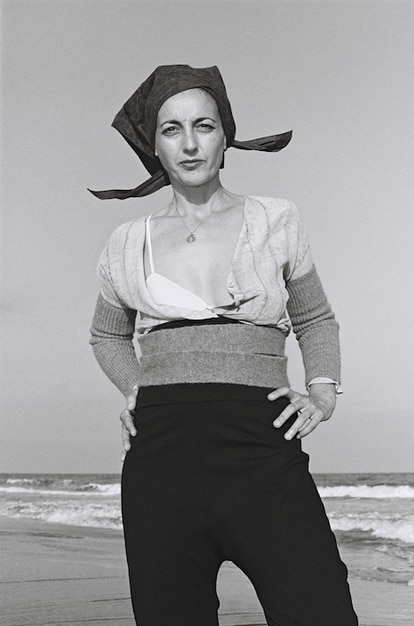 Noelia Morales posa con una de sus creaciones. “Pensamos de una manera que muchas veces no es real. En cuanto abres la conversación y explicas tus motivos desaparece la compasión o la pena. En cambio dicen: ‘esto que haces es increíble’”, relata. CLAIRE O’KEEFE/CEDIDA