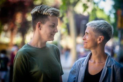 La refugiada LGTBIQ+ rusa Kate, a la izquierda, y su pareja Ángela, también rusa, en Barcelona.