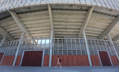 Una mujer pasa este lunes por delante de la plaza de toros de Getafe, en el sur de la Comunidad de Madrid.