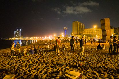 Jóvenes se reúnen en la playa de la Barceloneta, en Barcelona, el 16 de julio.