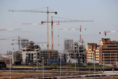 Vista de varios bloques de viviendas en construcción este marzo de 2021 en el barrio madrileño de El Cañaveral.