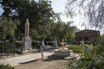 Liz Parry, voluntaria en el Cementerio Inglés de Málaga, caminando por las instalaciones.