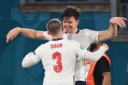 Harry Maguire celebra con Luke Shaw después de marcar el segundo gol de Inglaterra a Ucrania.