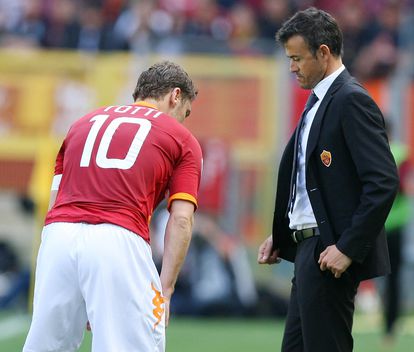 Luis Enrique, en su etapa como entrenador de la Roma, observa a Totti.