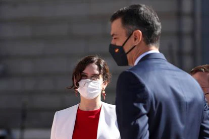 Isabel Díaz Ayuso, junto a Pedro Sánchez, el 12 de octubre
de 2020, durante el acto con motivo del Día de la Fiesta Nacional, en Madrid.