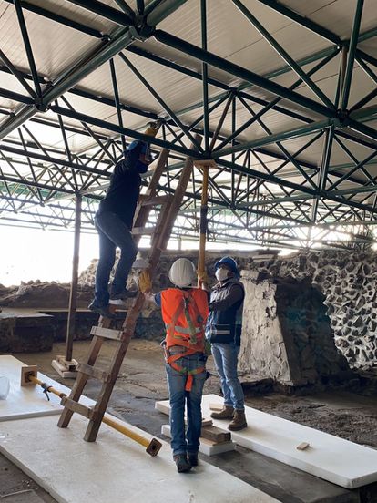 Personal del Instituto Nacional de Antropología e Historia trabaja en la Casa de las Águilas, este mes.