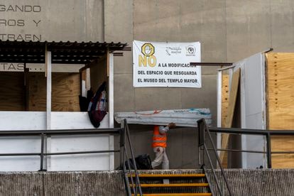 Una manta colocada por los trabajadores del Templo Mayor que manifiesta su inconformidad por el riesgo y deterioro de la zona en el centro histórico de Ciudad de México.