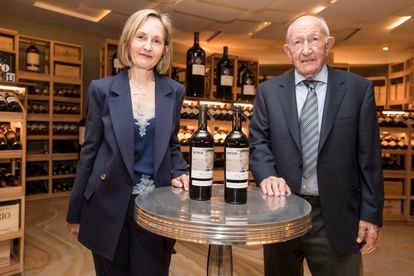 Alejandro Fernández y su hija Eva Fernández durante la presentación de un vino en Madrid en mayo de 2019.
