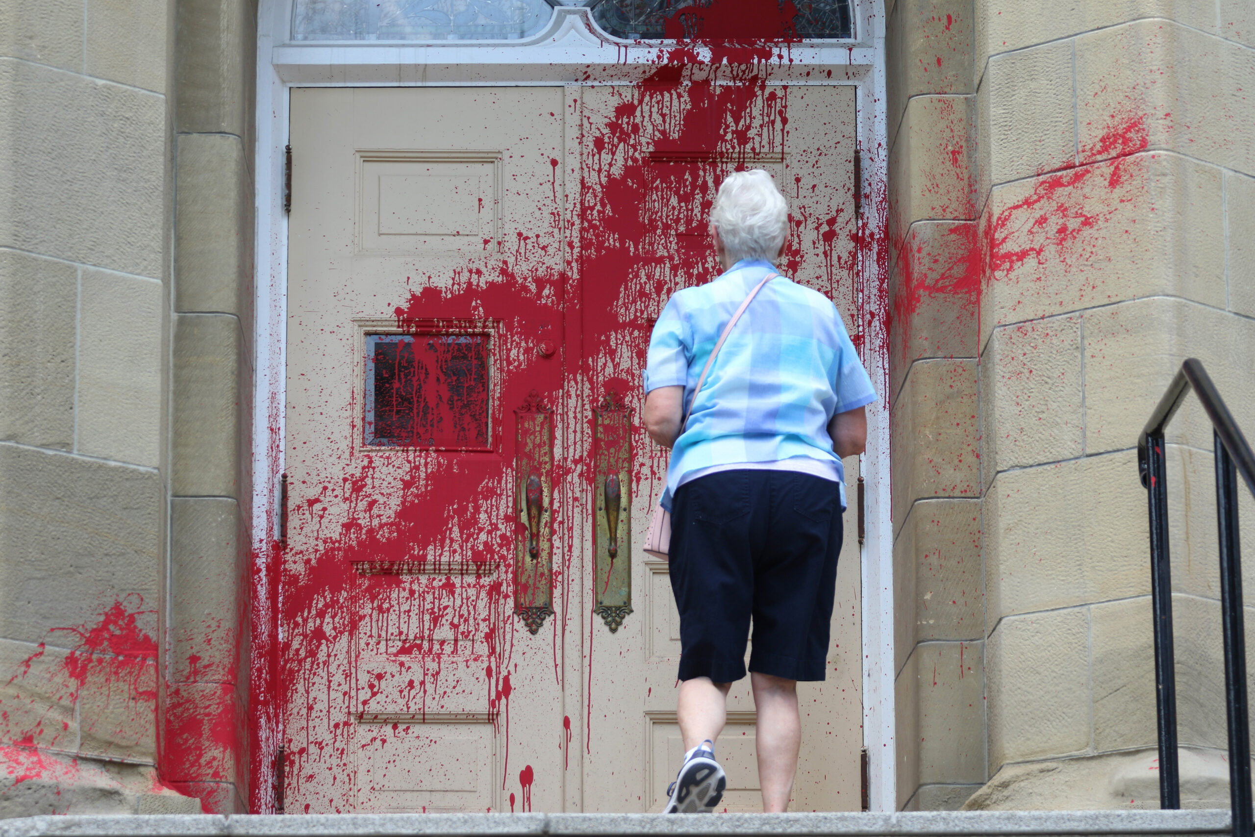 Los ataques a iglesias se multiplican en Canadá tras el hallazgo de tumbas en internados para indígenas