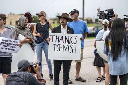 Un grupo de personas espera en el aeropuerto de Austin (Texas) la salida del avión con los legisladores que han abandonado el Estado.