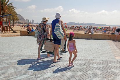 Un grupo de turistas llegan a una playa de Alicante, el pasado 2 de julio.