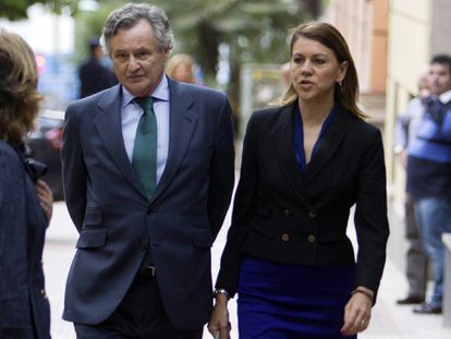 María Dolores de Cospedal, ex secretaria general del PP, acude a un funeral junto a su marido, el empresario Ignacio López del Hierro, en una imagen de archivo