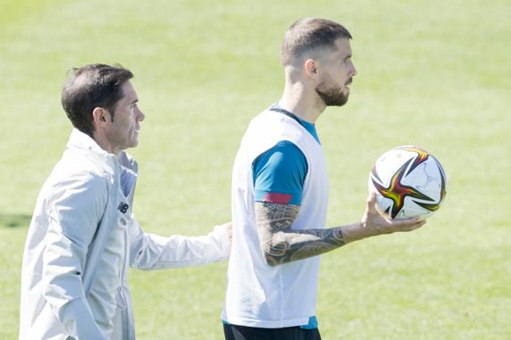 Marcelino, con Iñigo Martínez