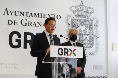 El exalcalde de Granada, Luis Salvador, junto a su compañero José Antonio Huertas.