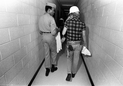 Victor Willis y David Hodo, dos de los miembros de Village People, en el 'backstage' durante un concierto en Atlanta en 1979.