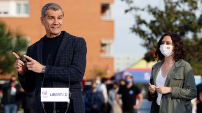 Toni Cantó, junto a Isabel Díaz Ayuso, durante un acto de campaña en San Sebastián de los Reyes (Madrid).