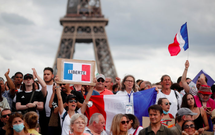 Manifestantes en contra de las restricciones Covid se enfrentan a la policía en París | Video