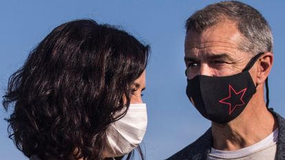 La presidenta de la Comunidad de Madrid, Isabel Díaz Ayuso, y Toni Cantó durante una visita al campo de fútbol del Club Deportivo Oña, en Madrid, en abril de 2021.