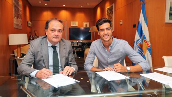 Mikel Merino, junto a Jokin Aperribay, en el momento de la firma del contrato el 12 de julio de 2018