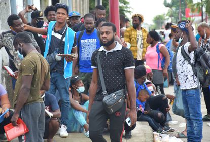 Niños, mujeres y hombres en búsqueda de regular su estadía migratoria esperan afuera de las oficinas de la Comisión Mexicana de Ayuda a Refugiados (Comar) en Tapachula, Chiapas, el pasado 12 de julio.