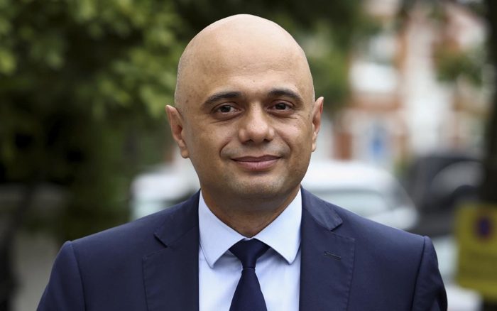 Ministro de Salud británico pide disculpas por decir que no hay que ‘acobardarse’ frente al coronavirus