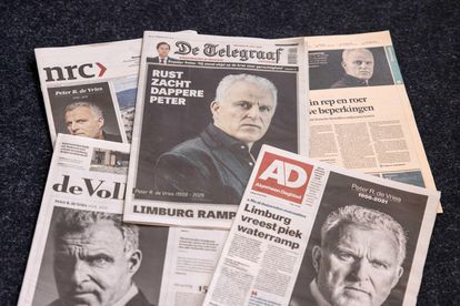 Las portadas de varios diarios holandeses informan sobre la muerte de periodista Peter R. de Vries.