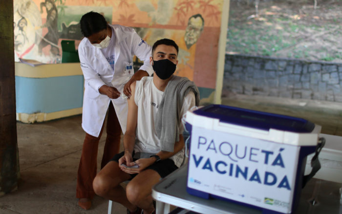 Municipios de Brasil niegan haber inoculado dosis anti-Covid caducadas