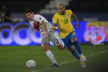 Neymar ante  Corzo, en el partido entre Brasil y Perú.