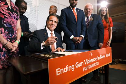 Andrew Cuomo firma la orden ejecutiva que declara el estado de emergencia contra la violencia armada, este martes en Nueva York.