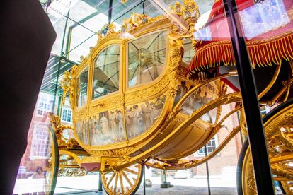La Carroza Dorada regalo de Ámsterda a la reina Guillermina en 1898 se exhibe en la ciudad entre junio de 2021 y febrero de 2022.