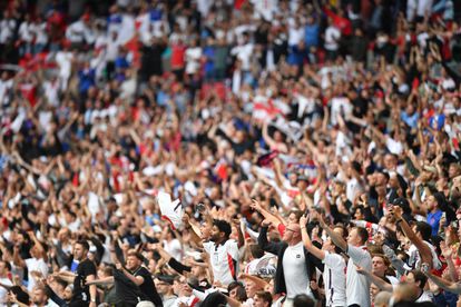 Aficionados ingleses celebran la victoria ante Alemania en Wembley.