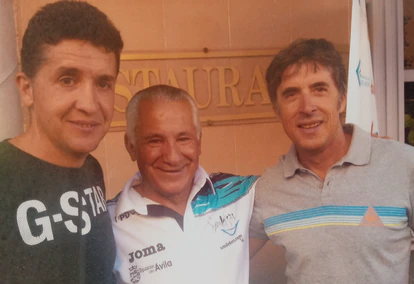 Carlos Sastre y su padre Víctor junto a Perico Delgado en una foto cedida por el ganador del Tour en 2008.